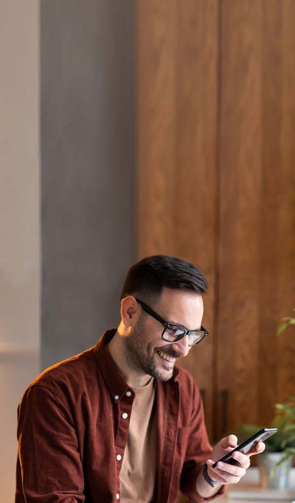 Giovane alla moda consulta soddisfatto i suoi device
