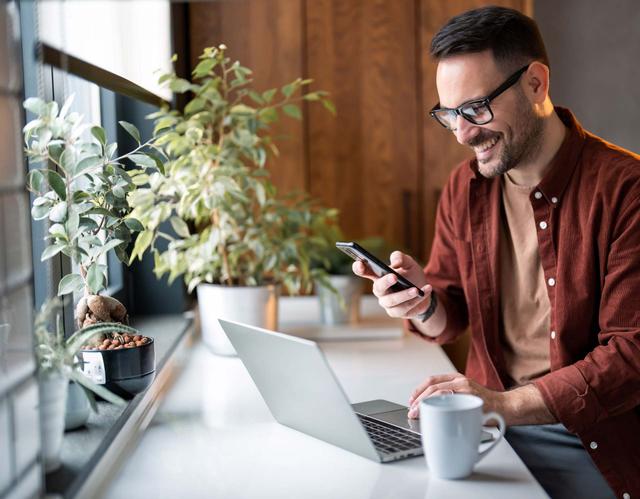 Giovane alla moda consulta soddisfatto i suoi device