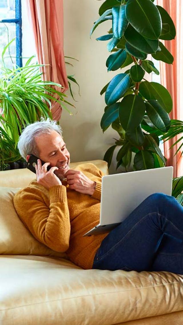 Dipendente al telefono mostra soddisfazione