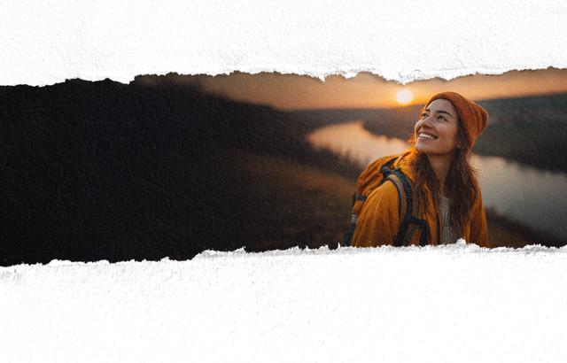 Giovane ragazza in vacanza al tramonto
