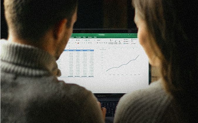 coppia al computer fogli calcolo spese