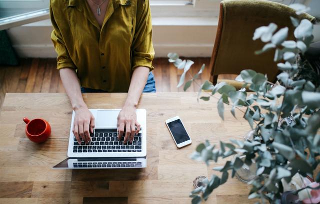 Donna che scrive al computer