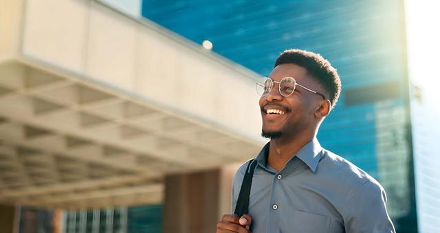 Giovane di colore sorride recandosi al lavoro
