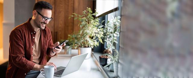 Giovane felice collegato all’app Sofacile