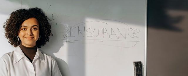 Ragazza con i ricci scuri guarda fieramente in camera