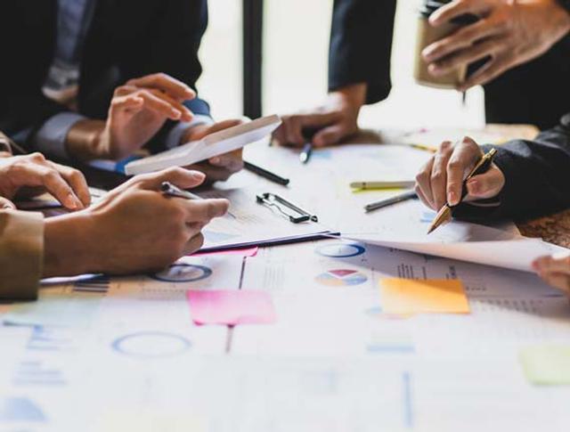 Membri dello staff di un'azienda controllano la contabilità