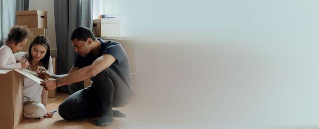 Famiglia giovane prepara le scatole per il trasloco